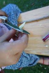 Nun fertigen wir das vordere Horn und spitzen dazu vom dünnen Ast einen Stift hinten und vorne an. Foto: (c) Kinderoutdoor.de