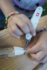 Mit dem Dorn vom Taschenmesser bohrt Ihr vorne ein Loch in die Nashornschnauze. Foto. (c) Kinderoutdoor.de