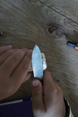 Mit dem Messer das andere Ende des Nashorns abrunden. Foto.(c) Kinderoutdoor.de