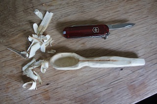 So sieht der Holzlöffel aus, wenn Ihr ihn fertig geschnitzt habt. Foto:(c) Kinderoutdoor.de
