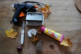 Um den Kastanien Zwerg zu basteln braucht Ihr nur Werkzeug und Bastelmaterial das leicht zu bekommen ist. Foto. (c) Kinderoutdoor.de