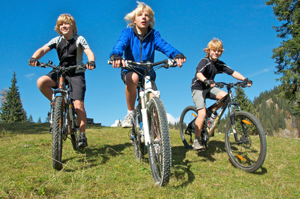 Über Stock und Stein mit dem Rad. Wir haben für Euch eine Packliste für die gemeinsame Mountainbike Tour zusammengestellt. Foto: © jogyx - Fotolia.com