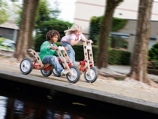 Los geht´s mit dem Outdoor Spielzeug MOOV von BERG Toys. Die Kinder können ihre eigenen Ideen damit basteln und alles ohne Werkzeug. So rasant kann Holzspielzeug sein. Foto: (c) BERG Toys