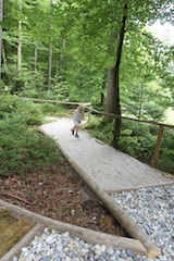 Der Barfußweg in Baiersbronn ist in den Holzweg integriert. Foto: (c) Kinderoutdoor.de