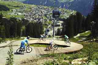 Von nun an gings bergab! Kinder toben sich im Kidspark von Serfaus-Fiss-Ladis mit den Mountainbikes aus. fotoquelle Christian Waldegger Serfaus-Fiss-Ladis