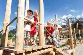 Auf der Alm da gibt´s viel Spaß! Im Herbst können Kinder auf der Übergossenen Alm viel erleben. Foto: (c) Alpinresort & Spa Übergossene Alm/ Salzburger Land