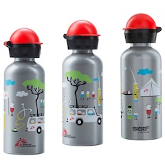 Sigg baut die Mfs-Kollektion zugunster der Ärzte ohne Grenzen um eine Kinderflasche aus. Wer eine solche Aluflasche kauft, unterstützt damit diese Organisation. Foto: (c) kinderoutdoor.de