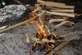 Stockbrot: Der Klassiker am Lagerfeuer. Foto: (c) Kinderoutdoor.de