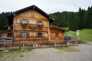 Regenschirm statt Sonnenschirm! Auf der Gundhütte regnete es nicht mehr so stark und die Mammut Ayako 4-S hielt stand. Foto: (c) kinderoutdoor.de