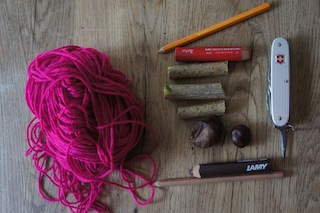 Zum Basteln der Kastanien Hollunder Kette braucht Ihr: Ein Taschenmesser mit Ahle (Dorn), Wolle, Hollunder, Kastanien und Stifte. Foto: (c) Kinderoutdoor.de