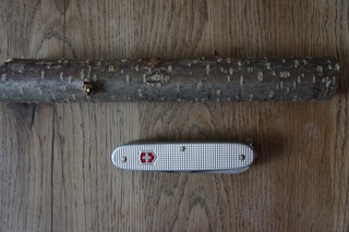 Los geht´s mit dem Holzschnitzen: Ein Taschenmesser (mit Ahle und Säge), ein etwas 20 cm langer Haselnuss-Ast und ein kleiner Zweig. Foto: (c) kinderoutdoor.de