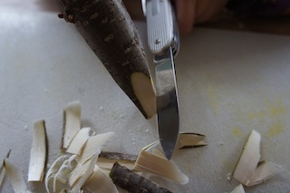 Mit dem Schweizer Taschenmesser ein Ende vom Haselnuss-Ast flach anspitzen. Foto: (c) Kinderoutdoor.de