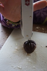 Mit der Ahle vom Taschenmesser durchbohrt Ihr die Kastanien. Foto: (c) Kinderoutdoor.de