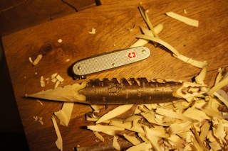 Jetzt ist beim Holzschnitzen Fingerspitzengefühl gefordert: Sägt vorsichtig das Maul vom Krokodil. Foto: (c) Kinderoutdoor.de