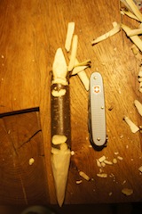 Nun stellen wir das Krokodil auf die Beine und schnitzen zwei Rillen an die Unterseite. Foto: (c) Kinderoutdoor.de