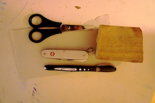 Zum schnitzen vom Marienkäfer braucht Ihr nur eine Schere, ein Stück Papier, einen Holzrest und ein Taschenmesser mit Säge. Foto:(c) Kinderoutoor.de