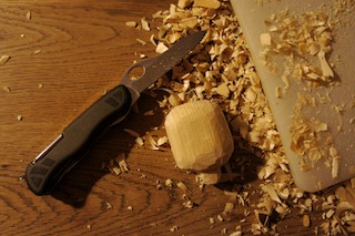 Mit dem Taschenmesser den Marienkäfer aus Holz abrunden. Foto: (c) Kinderoutdoor.de