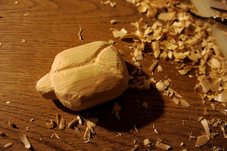 Ihr könnt auch gerne Flügel in den Marienkäfer schnitzen. Foto: (c) Kinderoutdoor.de