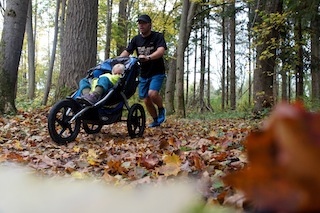 Jogger Kinderwagen kommen in fast jedem Gelände durch. Foto:(c) Kinderoutdoor.de