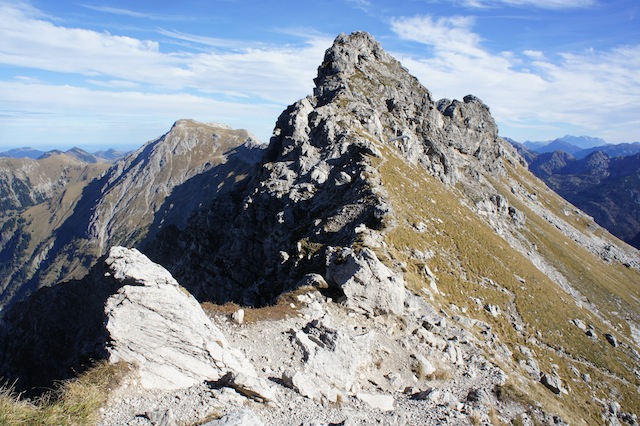 Seitlich vom Gipfel ist Ruhe. Hier der Zustieg zum Hindelanger Höhenweg. Foto(c) Kinderoutdoor.de
