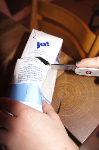 Als nächstes zerschneidet Ihr mit dem Taschenmesser den Tetrapack. Foto: (c) Kinderoutdoor.de