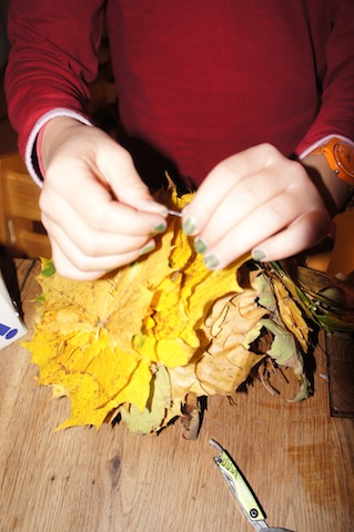 Nun den Draht miteinander verknoten und das Laub gleichmäßig darauf verteilen. Foto: (c) Kinderoutdoor.de