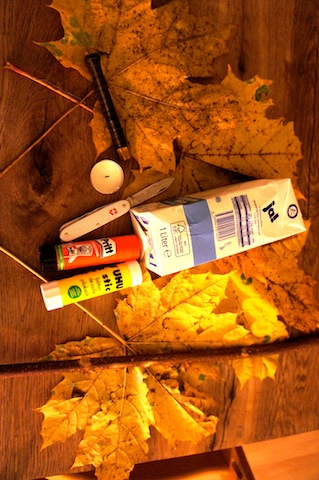 Laternen basteln mit wenig Material! Diese wenigen Dinge reichen aus, um in kurzer Zeit eine Laterne zu bauen, die ein echter Hingucker ist und außerdem nicht brennt! Foto.(c) Kinderoutdoor.de