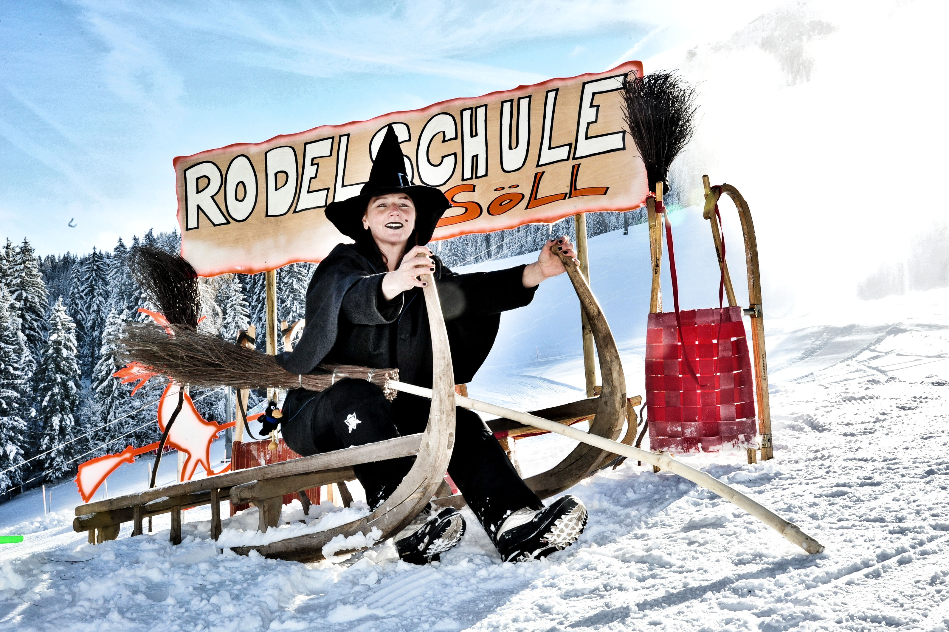 Österreichs erste Rodelschule, eine Zeitmaschine auf der Schipiste, Kuhglockenkonzerte oder Hexenschleuderwettbewerbe - im Hochsöller Hexenwinter kommen ab 7. Dezember 2013 kleine Schneekönige genauso auf ihre Kosten wie große Winterfans. Foto: pro.media kommunikation