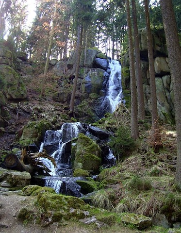 Der Blauenthaler Wasserfall ist eine Attraktion im Erzgebirge. Foto: de.wikipedia.org/Miebner