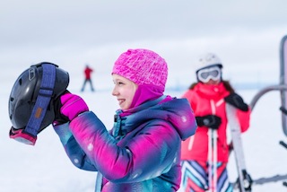 Wie der Winter wird? Bunt! Reima sorgt mit frischen Farben für Fun auf der Piste. Foto: (c) Reima