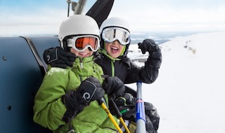 Echte Freunde kann niemand trennen! Mit der neuen Winterkollektion von Reima haben die Outdoor Kids richtig Spaß in der Kälte. Foto: (c) Reima