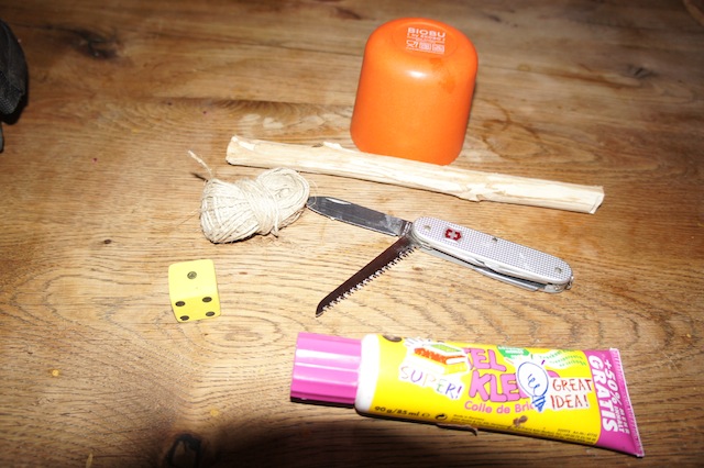 Wir basteln mit Kindern das Spiel "Mäuse fangen". Hier ist alles was Ihr an Bastelmaterial braucht. Foto: (c) Kinderoutdoor.de