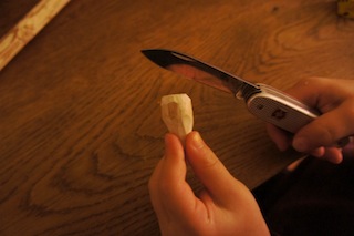 Mit dem Taschenmesser das andere Ende vom Holzstück abrunden. Foto: (c) Kinderoutdoor.de