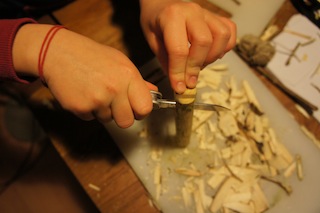 Nun vorsichtig das Holz spalten mit dem Taschenmesser spalten. Foto (c) Kinderoutdoor.de