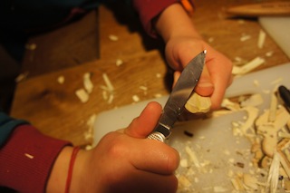Mit dem Taschenmesser die Enden abrunden! Foto (c) Kinderoutdoor.de