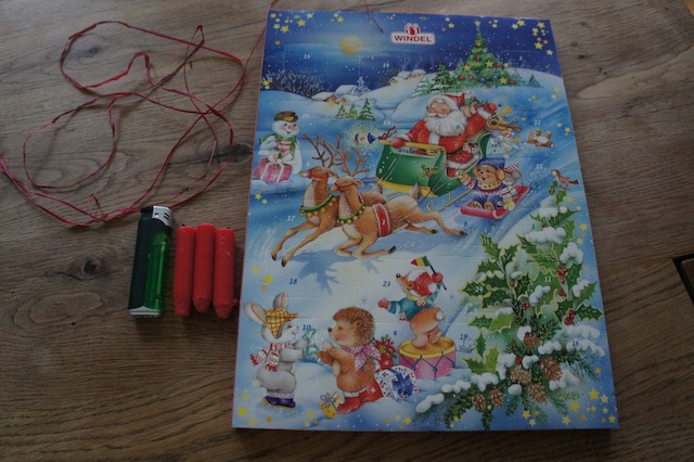 Basteln mit Kinder im Advent: Dazu brauchen wir einen Adventskalender, Kerzenreste, Nähgarn und ein Feuerzeug. Foto: (c) Kinderoutdoor.de