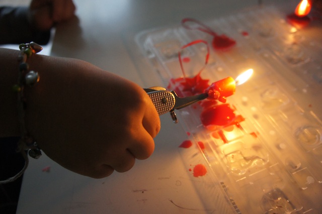 So bleiben die Finger bei kleinen Kerzenstummeln heil. Foto: (c) Kinderoutdoor.de