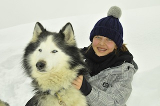 Vier Pfoten sind besser als vier Reifen! In einem speziellen Parcours können Familien gemeinsam mit ihrem tierischen Begleiter die beeindruckende Winterlandschaft des Kühtai erkunden. Copyright: Husky Toni