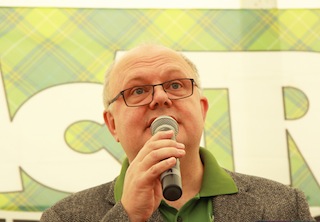 Ulrich Dausien, das Urgestein in der Outdoor Branche, über die größten Fehler beim Kauf von Winterjacken für Kinder: "Es werden oft – gerade für Mädchen – nette Gags wie Strasssterne, Riesenpelze etc. gekauft, die keine Funktionalität besitzen. Es gibt attraktive Bekleidung für Kinder, die doch gut vor dem Wetter (Kälte, Regen ..) schützt" Foto: (c) Yeah AG