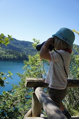 Beim Wandern mit Kindern verhindert ein Fernglas garantiert Quengelattacken. Foto: (c) Kinderoutdoor.de