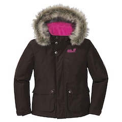 Kontrastfarben und ein lässiger Style für die Übergangszeit zeigt das Girls Iowa Jacket von Jack Wolfskin. Foto: (c) Jack Wolfskin