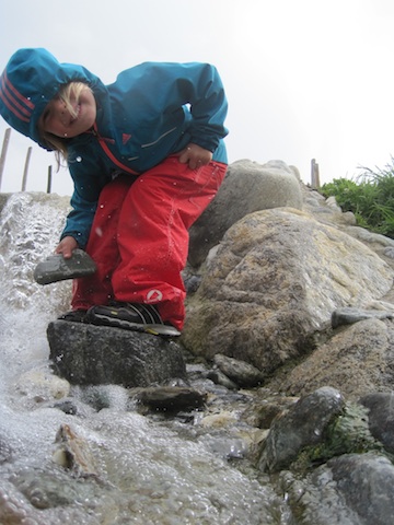 Eine Regenhose muss einiges mitmachen, wie hier das Modell Keksi von Finkid Foto: (c) Kinderoutdoor.de