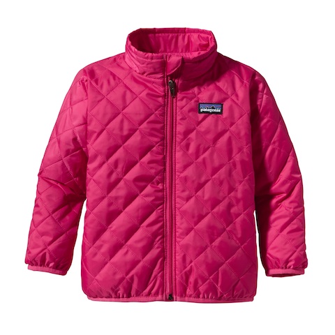 Die ganz kleinen Outdoorer lieben es auch warm: Zum Glück gibt es die PATAGONIA – PrimaLoft Nano Puff Jacke Foto: (c) Patagonia