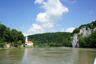 Kloster Weltenburg mit dem Donaudurchbruch und dem Keltenwall ist im Herbst ein tolles Ziel für eine Familienwanderung. Foto: (c) Kinderoutdoor.de
