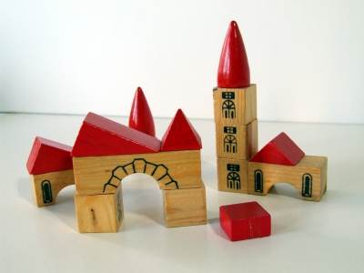 Im Dunkeln einen Turm bauen. Auch das ist eine Aufgabe der Schnitzeljagd. Foto: (c) Silke Kaiser / pixelio.de