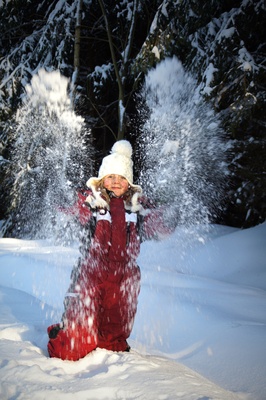Die Familienhotels in Südtirol gehen mit den kleinen Naturdetektiven durch die winterliche Landschaft. Foto: (c) Juana Kreßner / pixelio.de