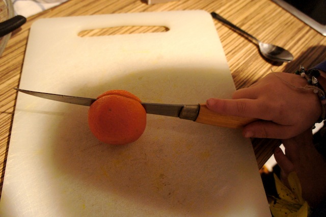 Etwas über der Mitte die Mandarine auseinander schneiden.  Foto (c) Kinderoutdoor.de