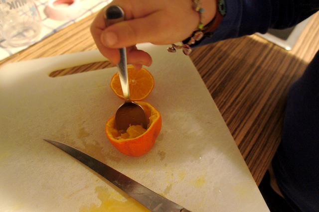 Fingerspitzengefühl ist gefragt, wenn die Kinder mit dem Teelöffel das Fruchtfleisch entfernen. Foto: (c) Kinderoutdoor.de