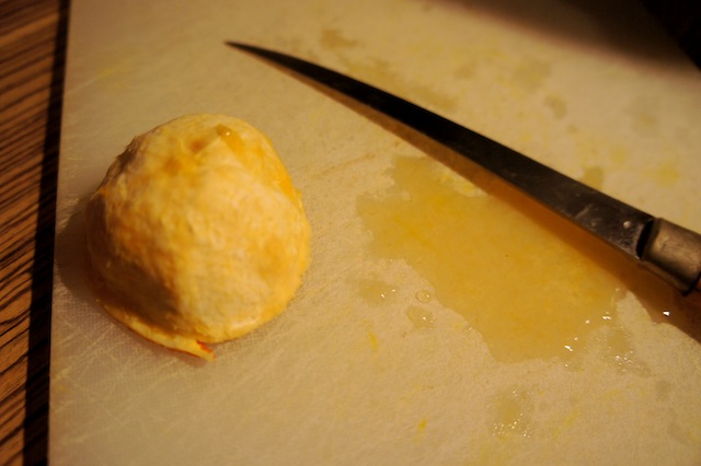 Knödel? Nein, einfach die Mandarine "gewendet", so lässt sich das restliche Fruchtfleisch perfekt entfernen. Foto: (c) Kinderoutdoor.de