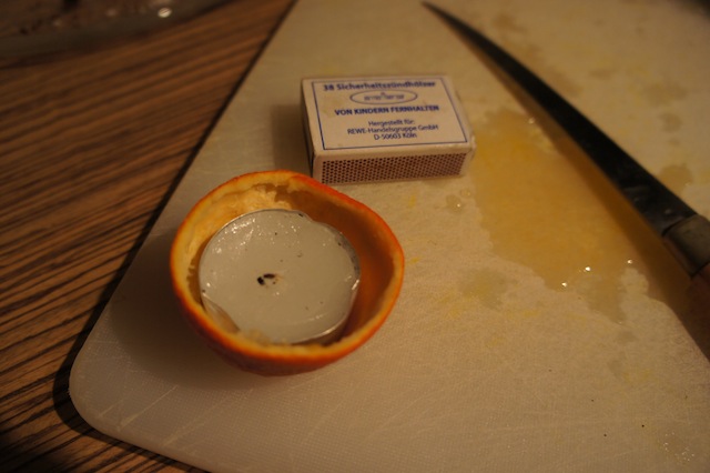 Teelicht plus Mandarinenschale ergibt eine dufte Kerze! Foto: (c) Kinderoutdoor.de